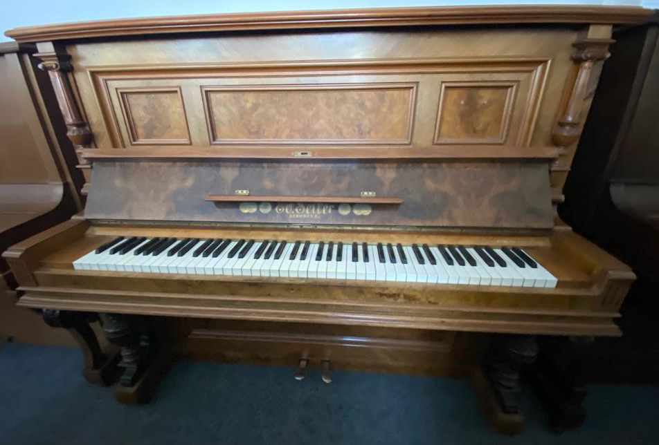 Ein Klavier mit Holzplatte und weißer Tastatur