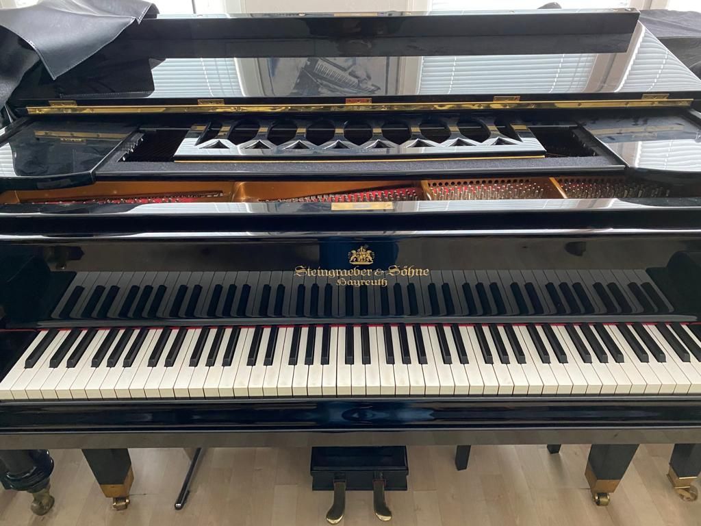 Ein schwarzer Flügel mit den Buchstaben jl darauf