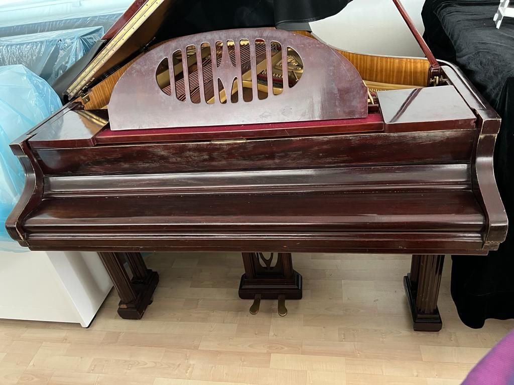 Ein Klavier mit dem Buchstaben M darauf