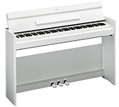 Auf einem weißen Tisch steht ein weißes Digitalpiano.