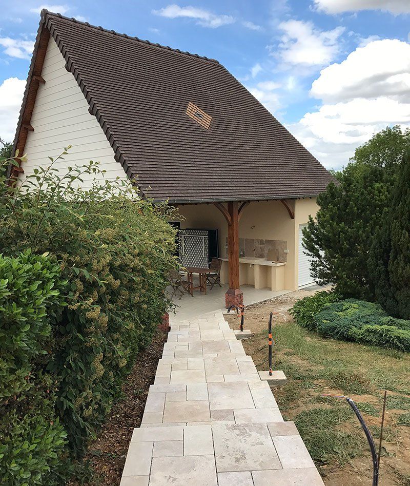 Création d'une allée dans un jardin.