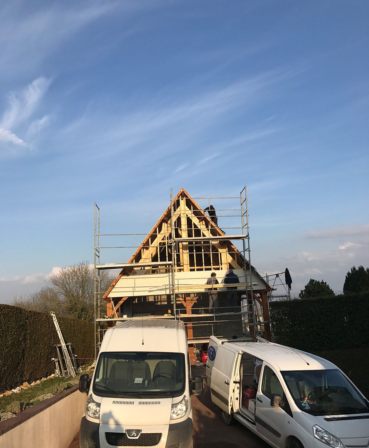 Équipe MGC en train de travailler sur un toit.