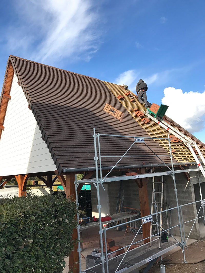 Équipe de MGC qui installe des tuiles.