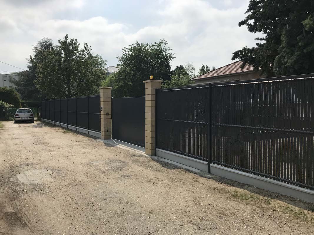 Photo d'un portail avec clôture.