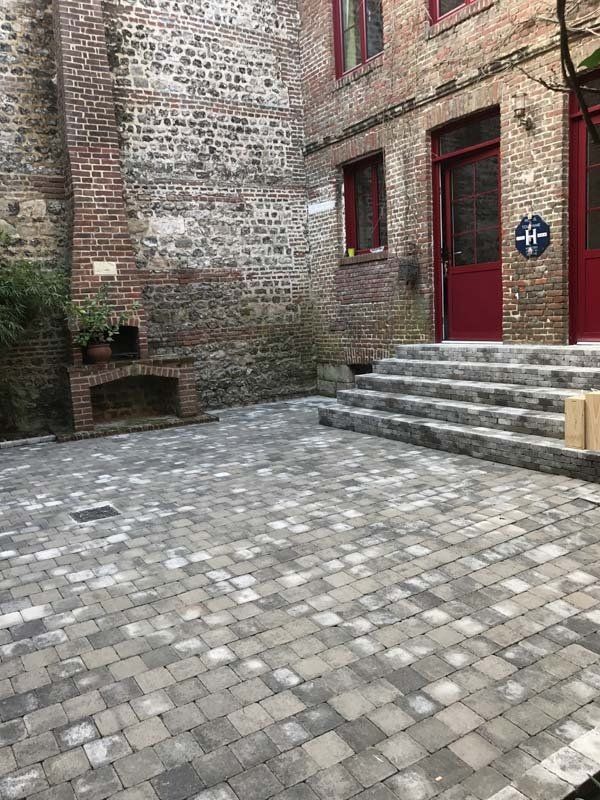 Cour pavée