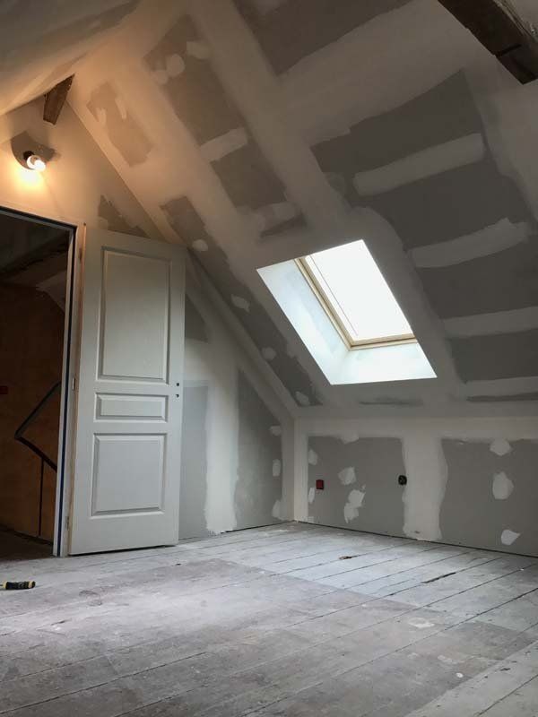 Isolation d'une chambre sous combles avec Velux.