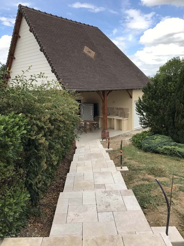 Aménagement extérieur d'une cours.