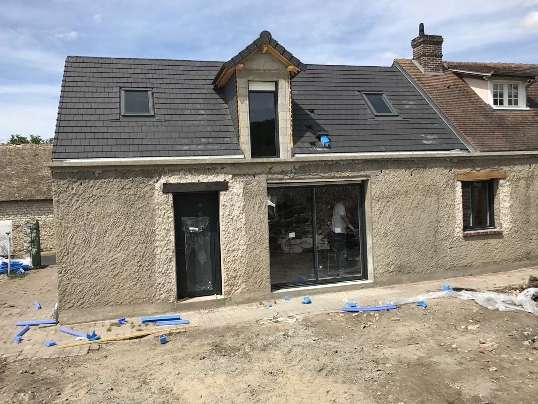 Maison en rénovation avec menuiserie en aluminium.