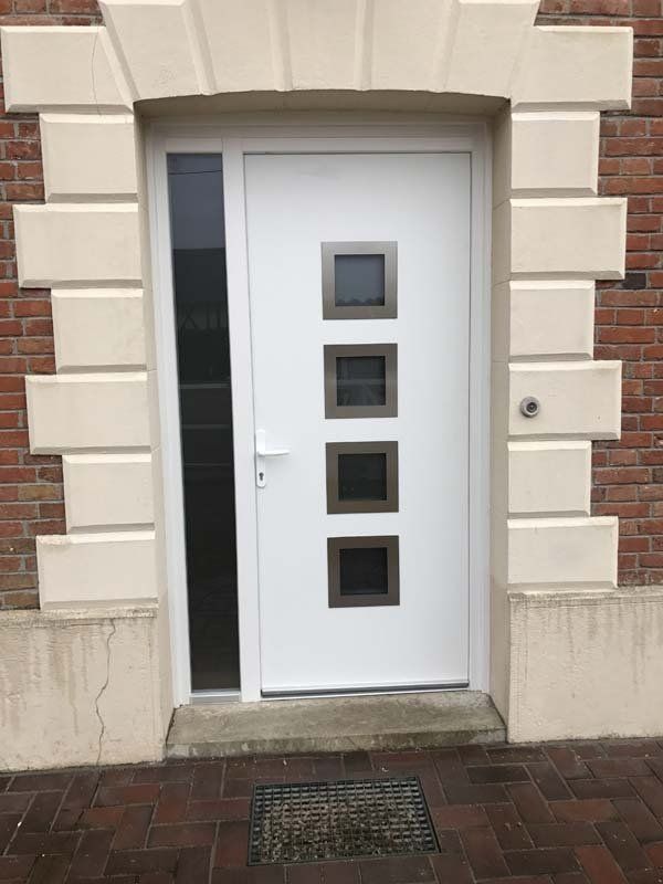 Porte d'entrée blanche.