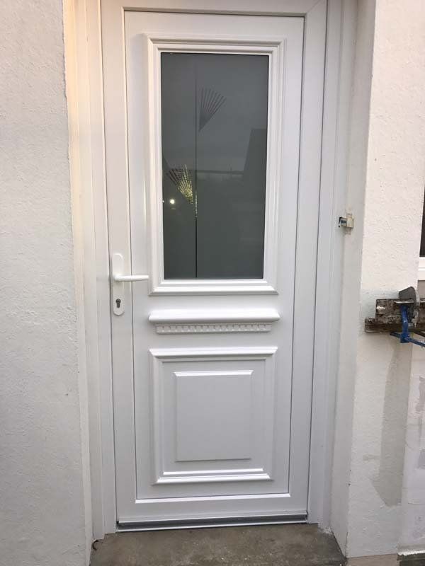 Porte d'entrée blanche vitrée.