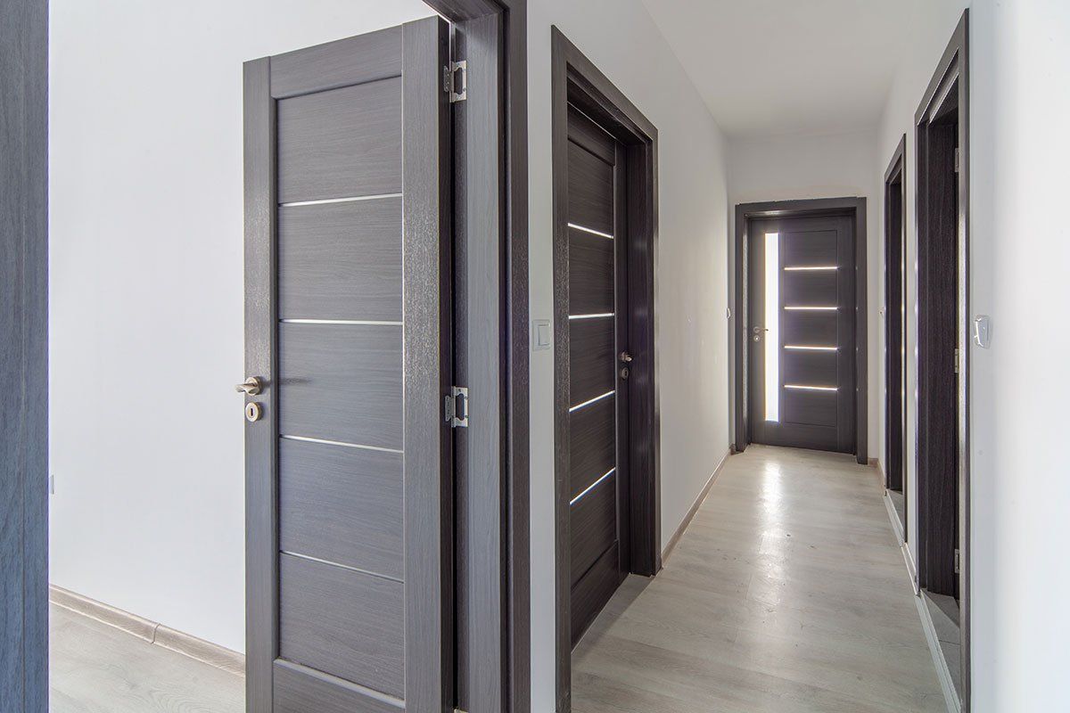 Porte grise a l'intérieur d'une maison.