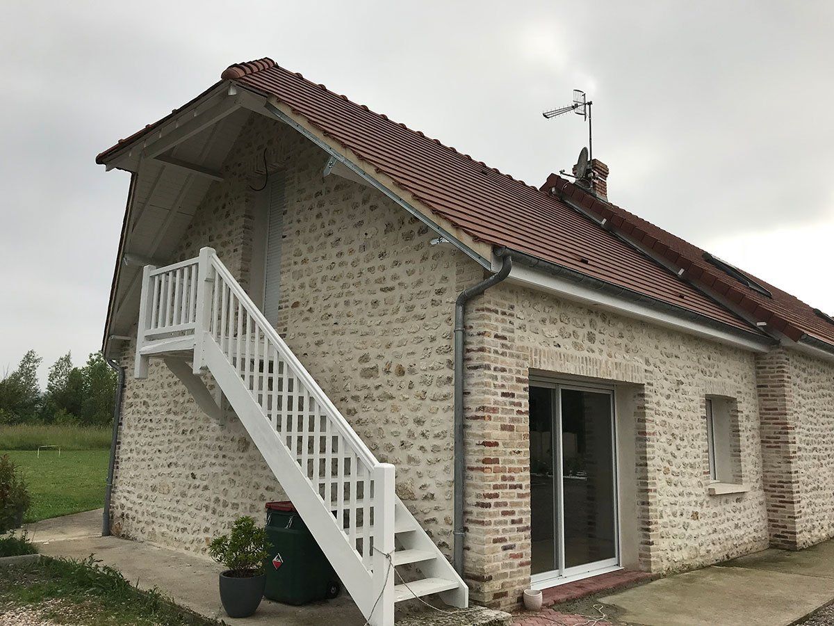 Rénovation d'une façade en pierre.