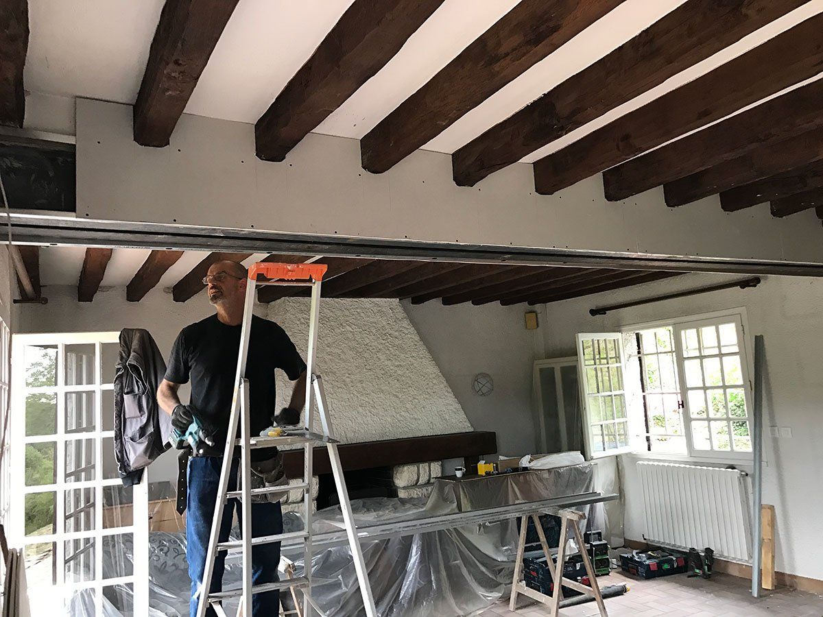 Rénovation du plafond d'une maison.