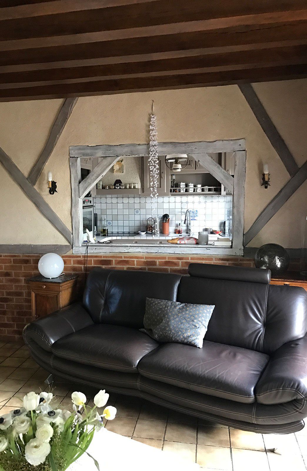 Rénovation intérieure d'une maison avec canapé.