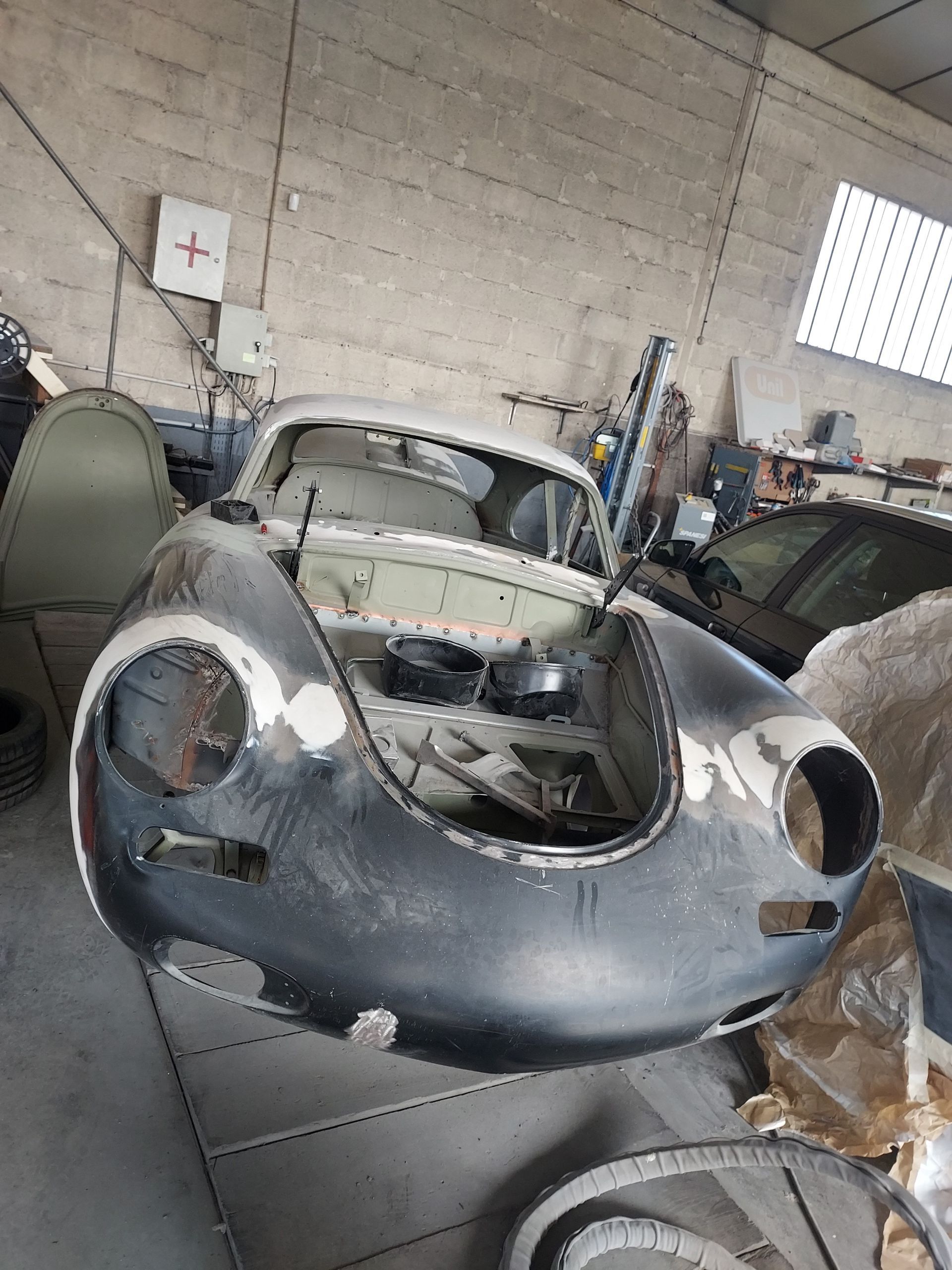 Ancienne automobile à réparer