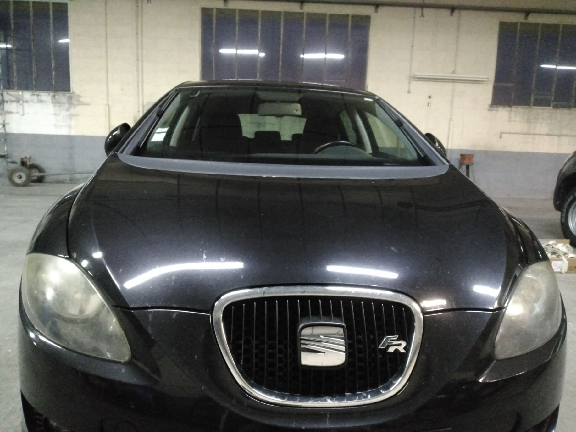 Phares d'une Seat noire à réparer