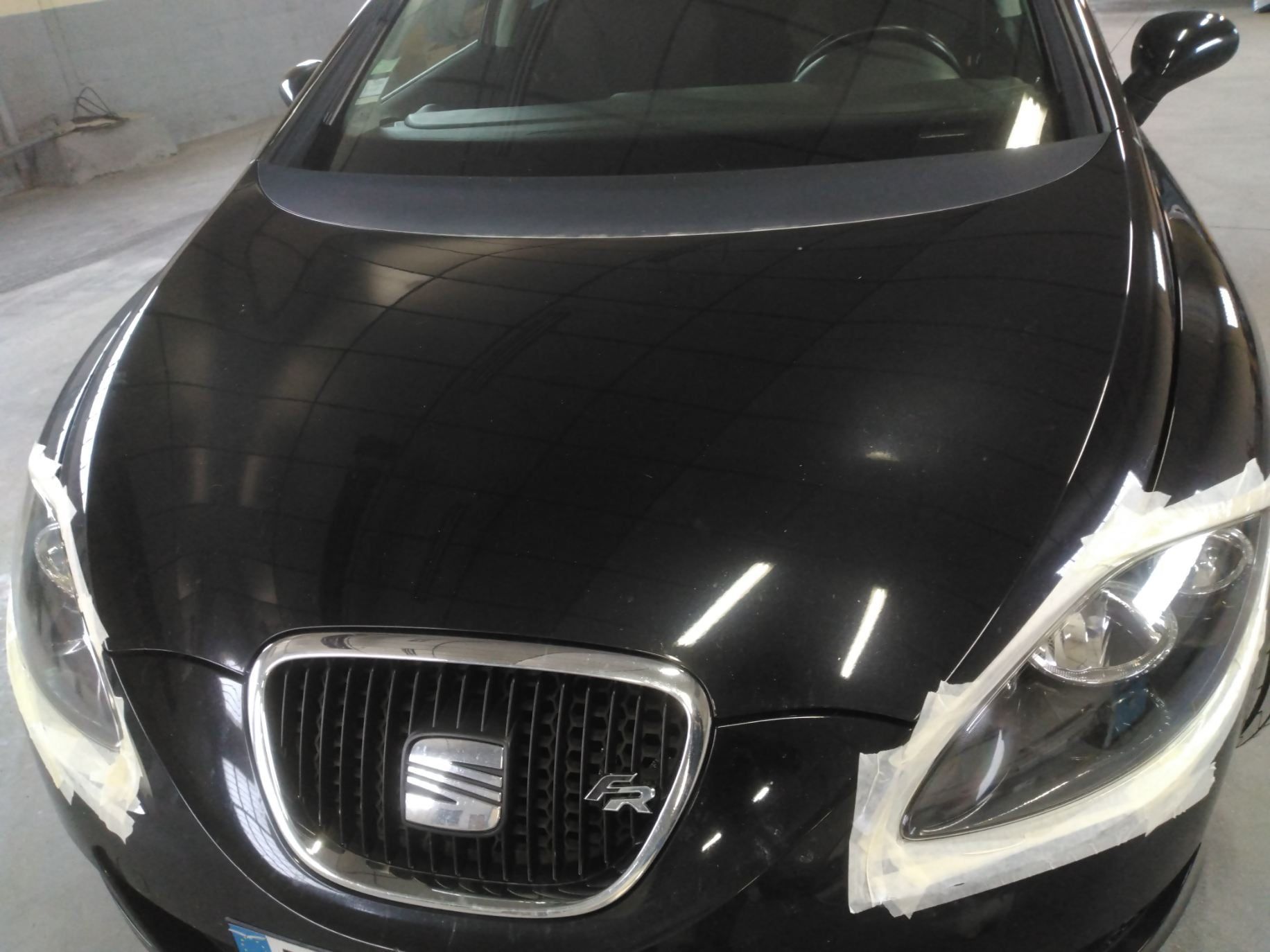 Phares entièrement réparés et propres d'une Seat noire