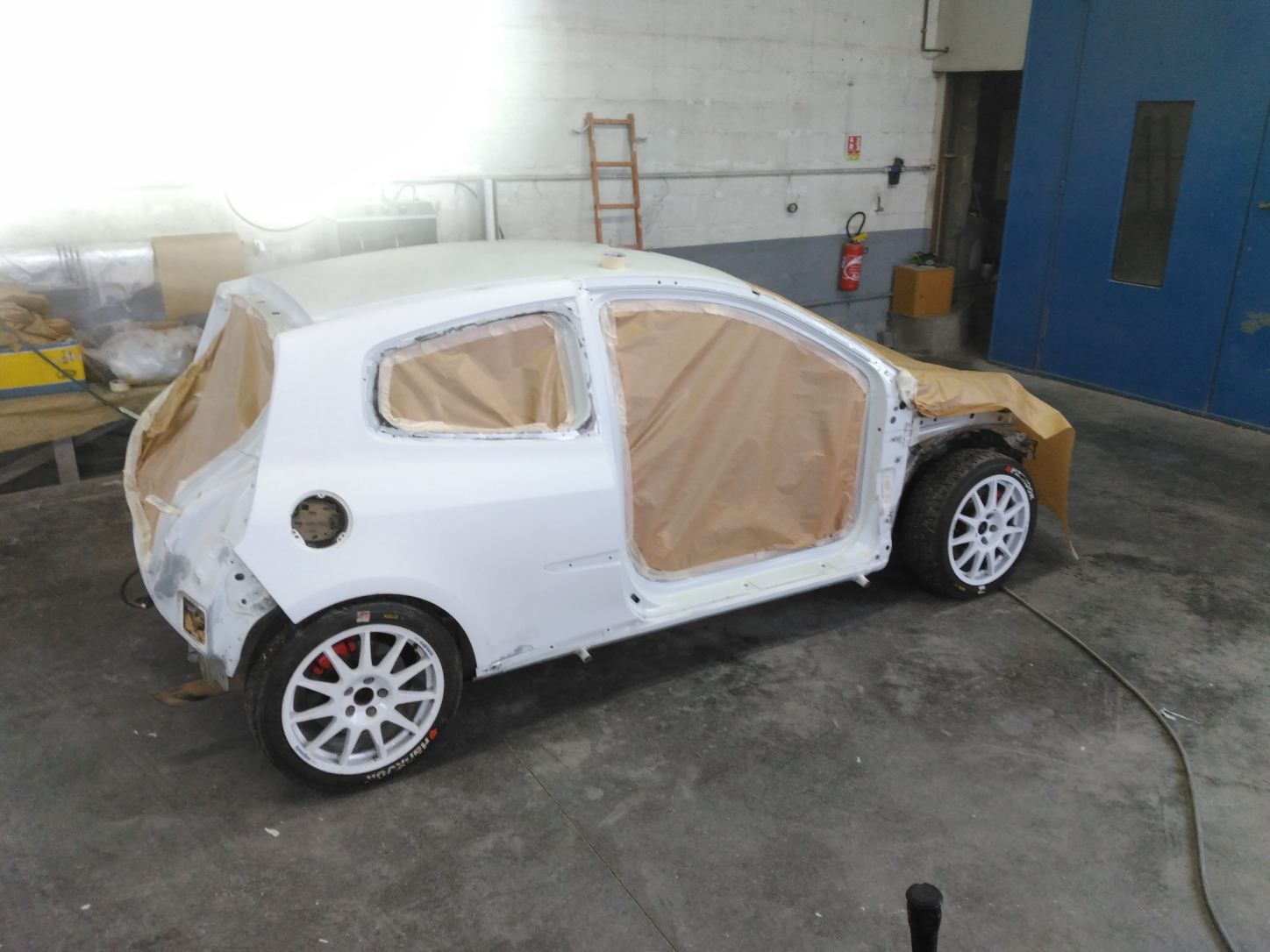 Peinture de carrosserie avec toutes les vitres et ouvertures masquées