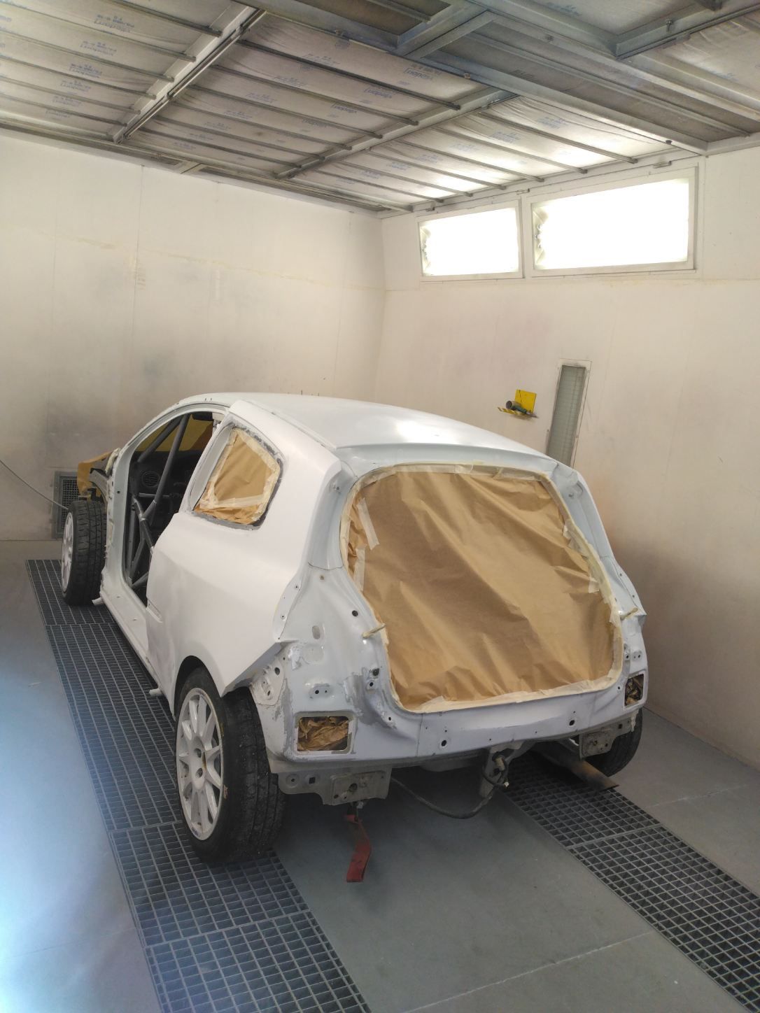 Peinture de carrosserie avec coffre et vitre couverts par un tissu