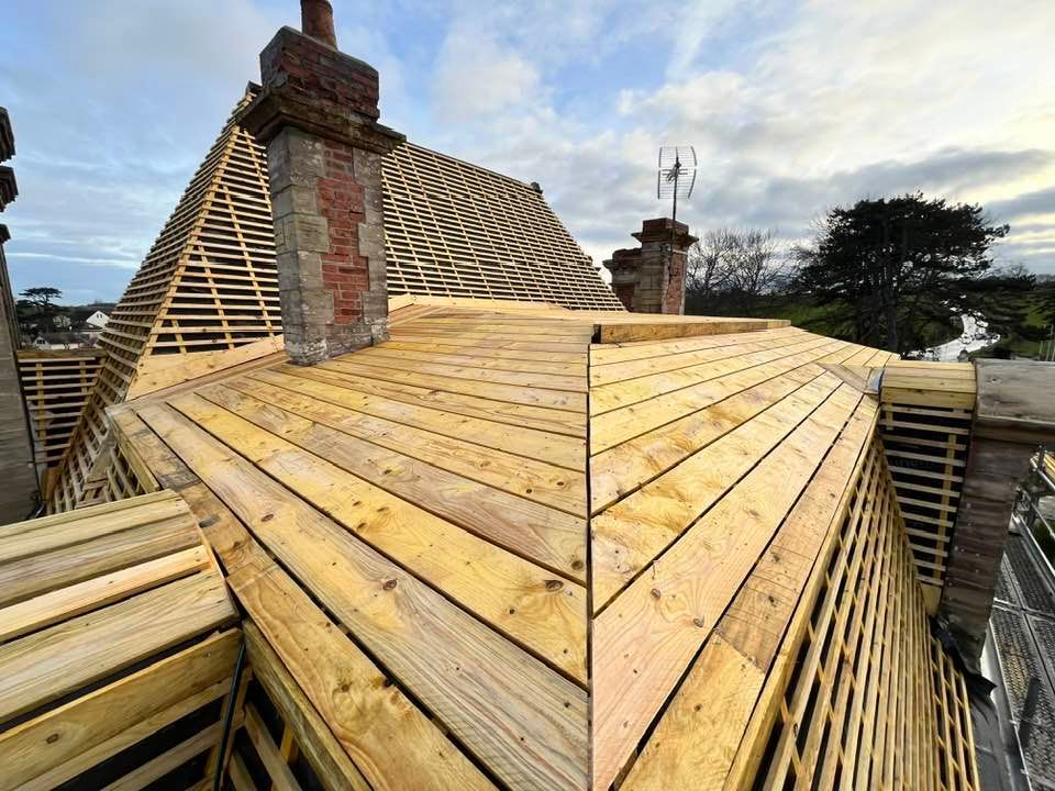 Un toit industriel et ardoise