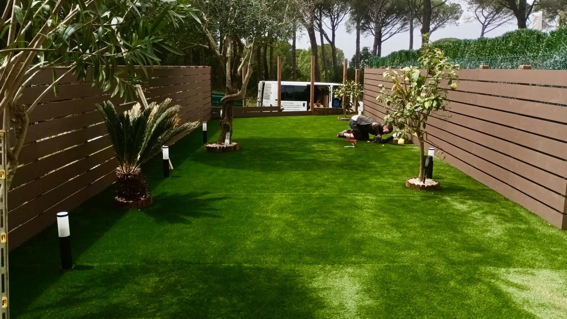 Una casa con un exuberante césped verde y flores en el frente.