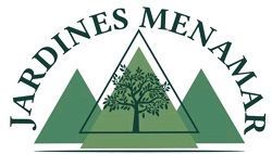 Un logotipo con un árbol en el medio de un triángulo rodeado de montañas.