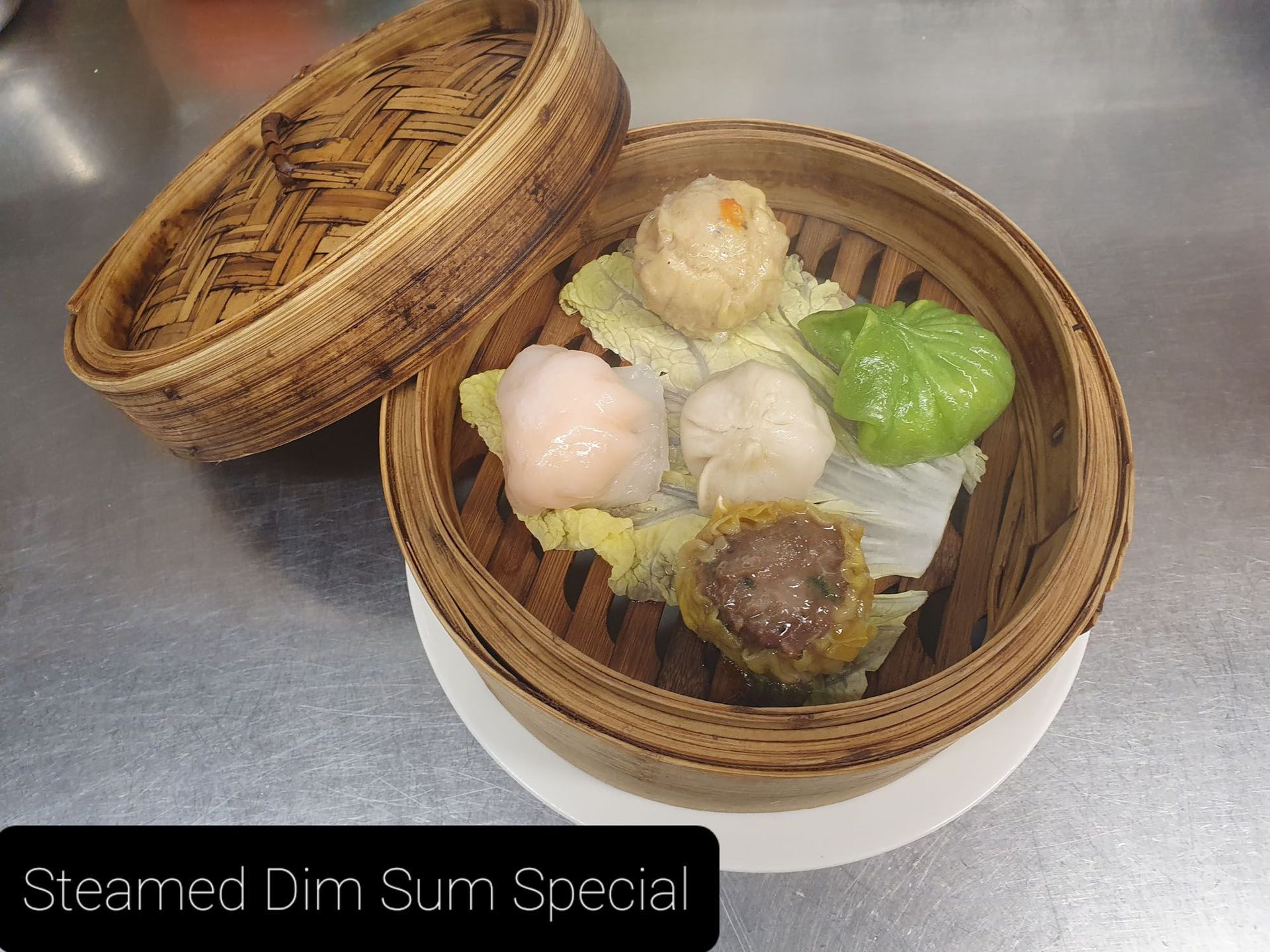 Auf einem Tisch wird ein gedämpftes Dim Sum-Spezial präsentiert