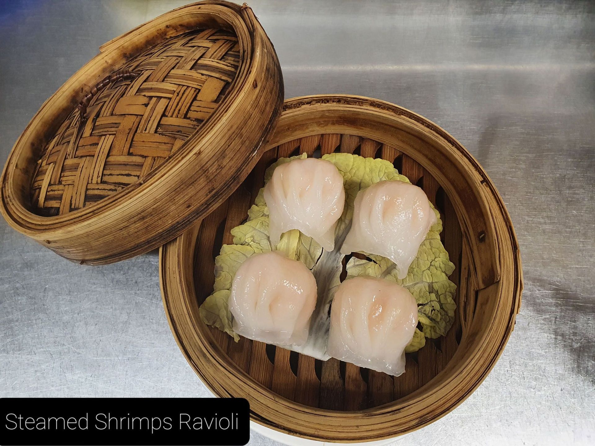 Eine gedämpfte Garnelen-Ravioli in einem Bambuskorb