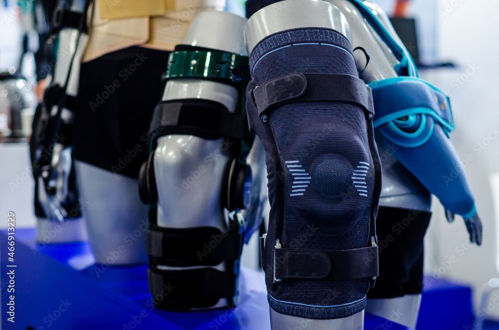 Nahaufnahme von Roboterbeinen mit blauen und schwarzen Gelenken, die auf einer Technikausstellung gezeigt werden.