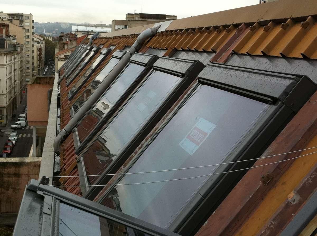 Pose de fenêtre de toit par Valéry Wassou situé à Saint-Genis-Laval