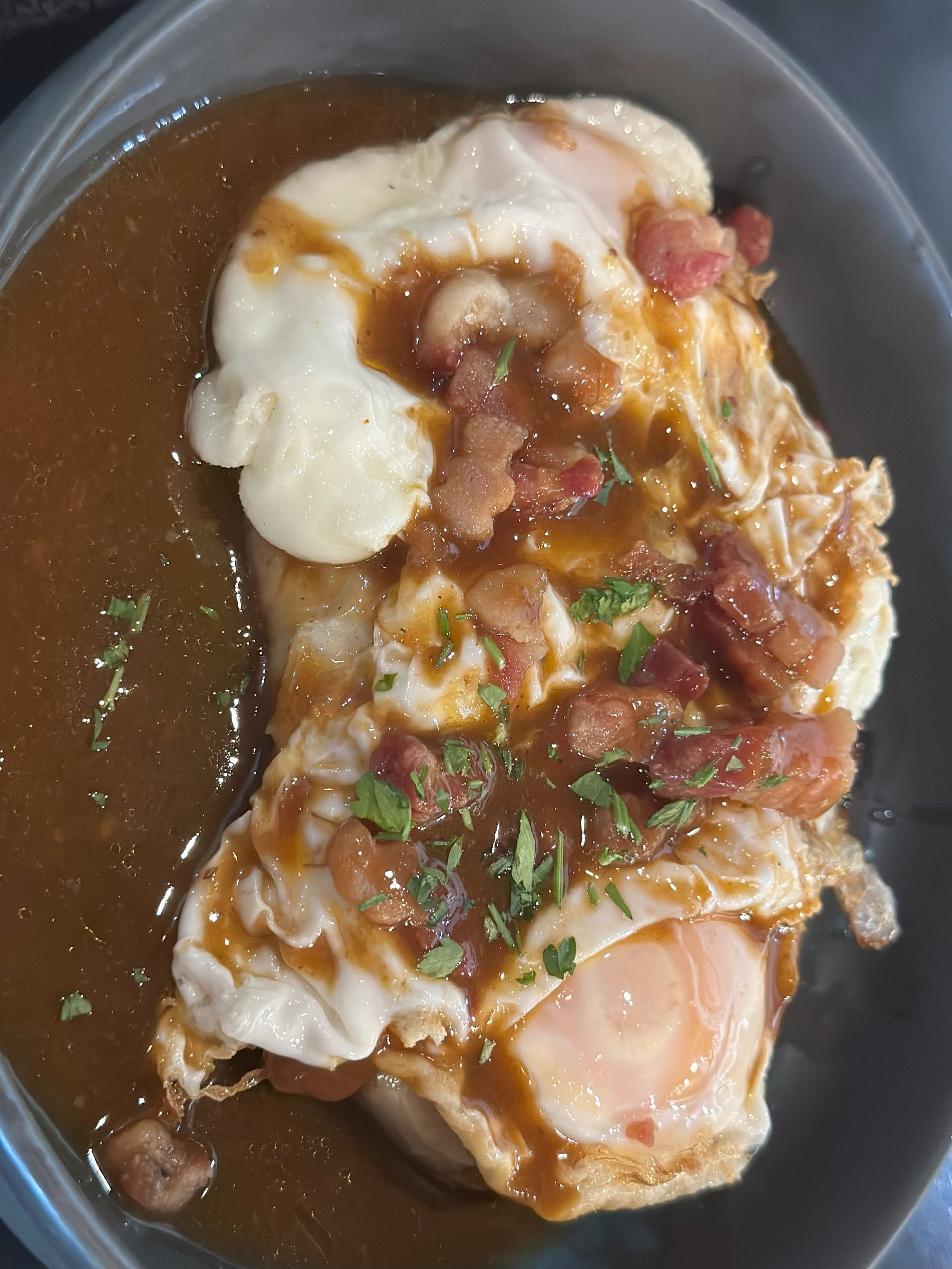 Un primer plano de un plato de comida con huevos y salsa.