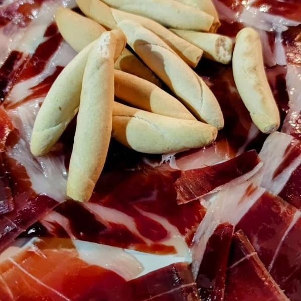 Un primer plano de un plato de carne y galletas.