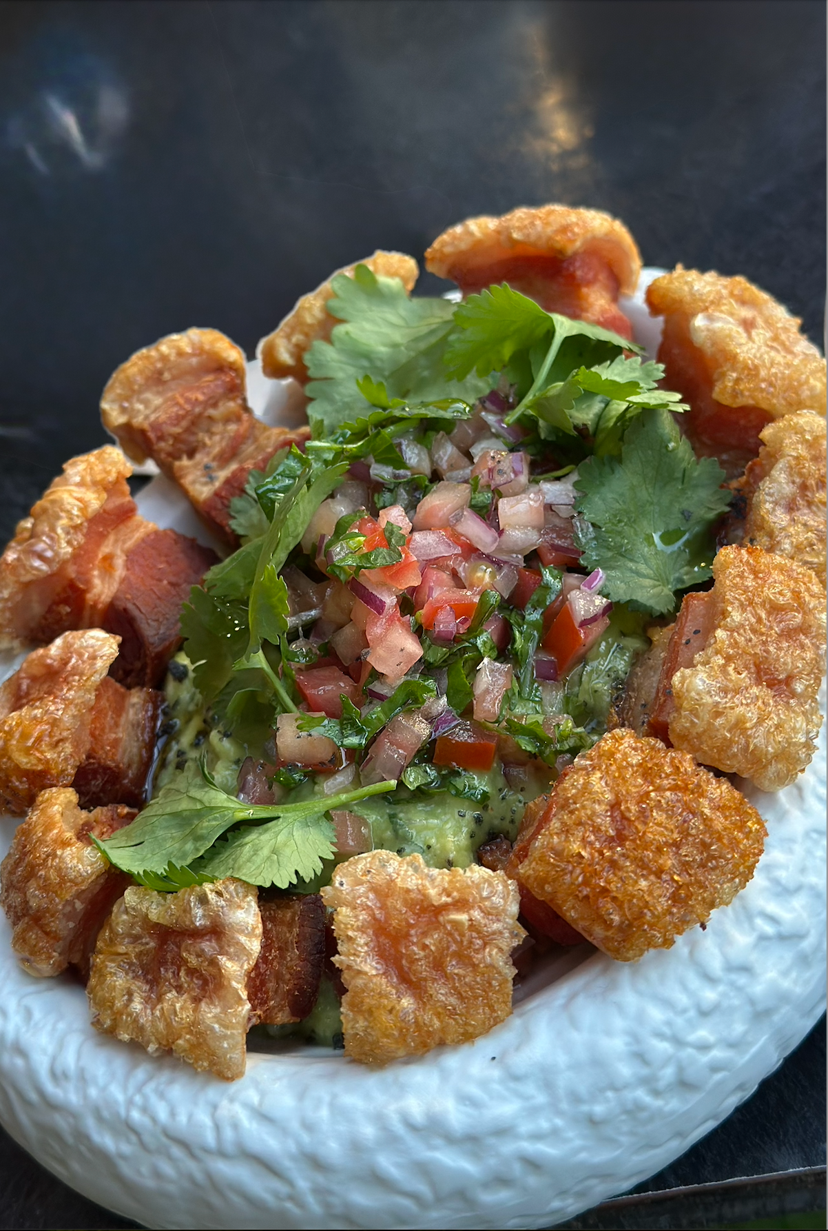 Un primer plano de un plato de comida con huevos y salsa.