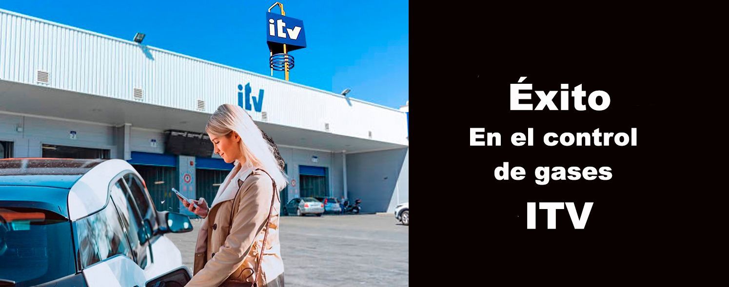 Una mujer está cargando su coche eléctrico y mirando su teléfono.