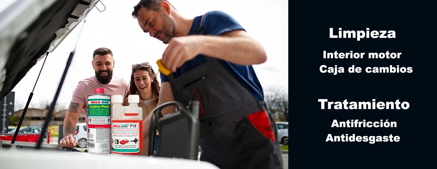 Una mujer está cargando su coche eléctrico y mirando su teléfono.