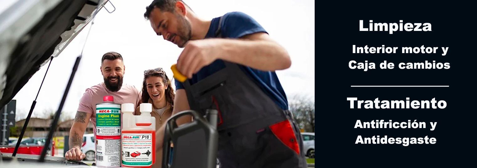Una mujer está cargando su coche eléctrico y mirando su teléfono.