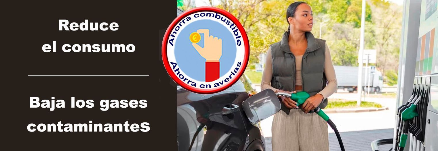 Una mujer está cargando su coche eléctrico y mirando su teléfono.