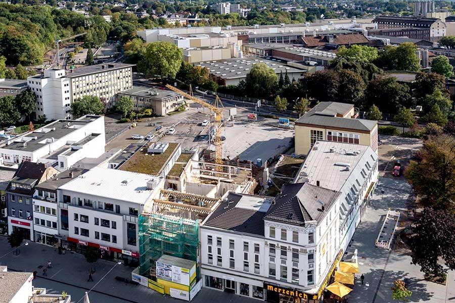 Eine Luftaufnahme einer Stadt mit vielen Gebäuden und Bäumen