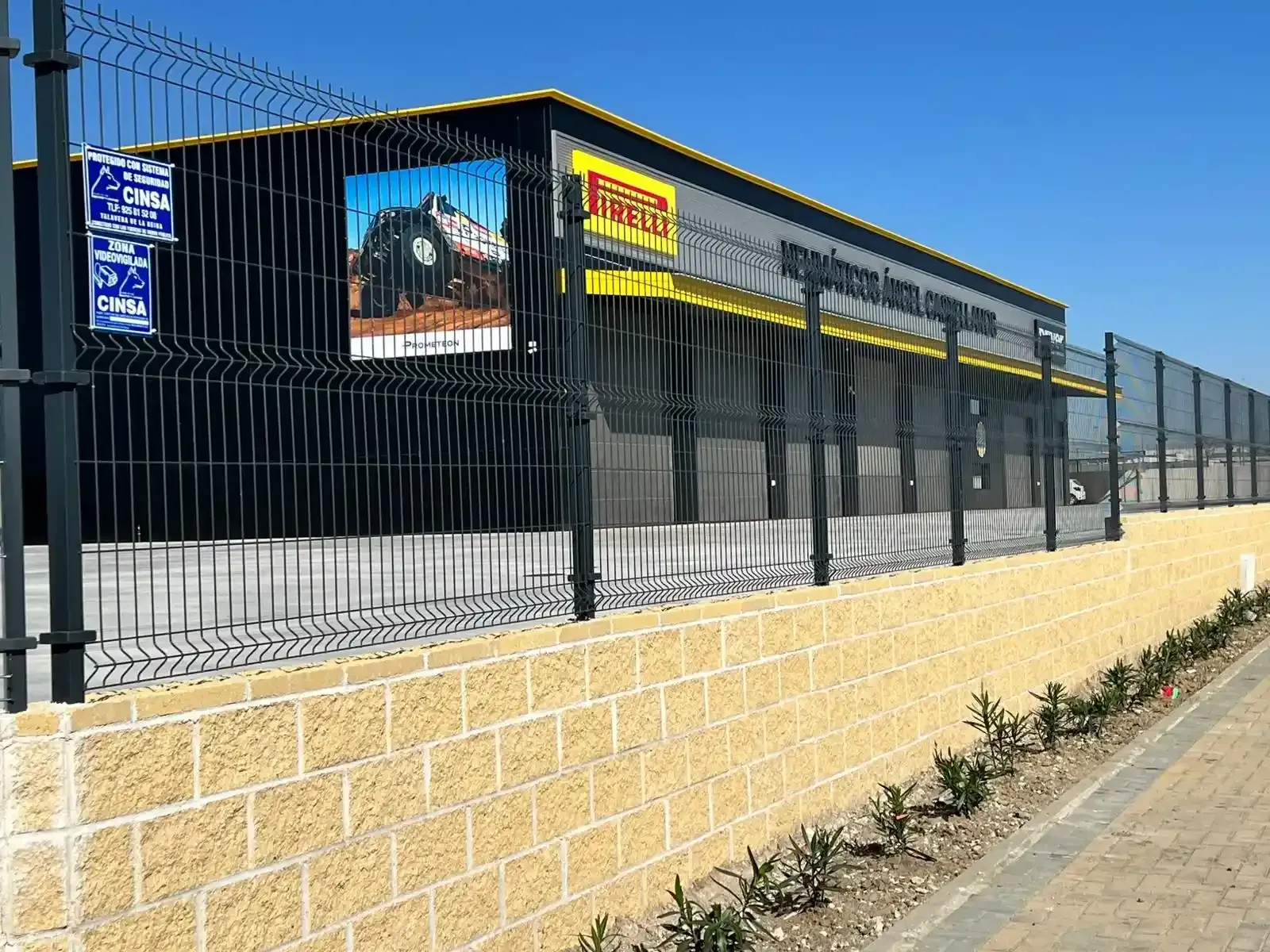 Vista exterior de un garaje comercial, con amplios espacios para el servicio de vehículos.