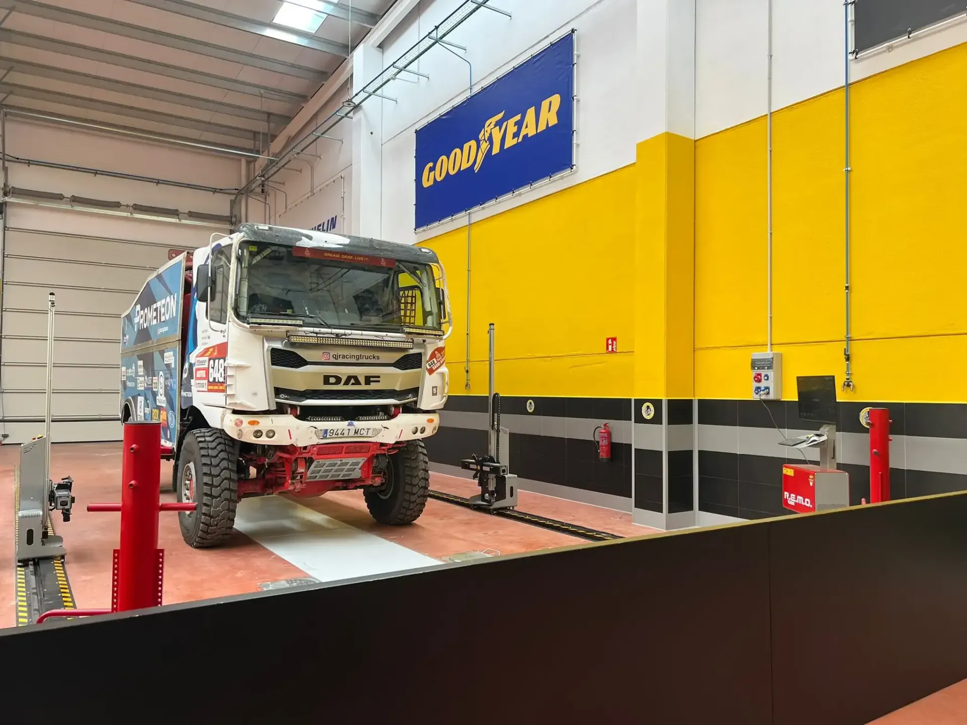 Vista exterior de un garaje comercial, con amplios espacios para el servicio de vehículos.