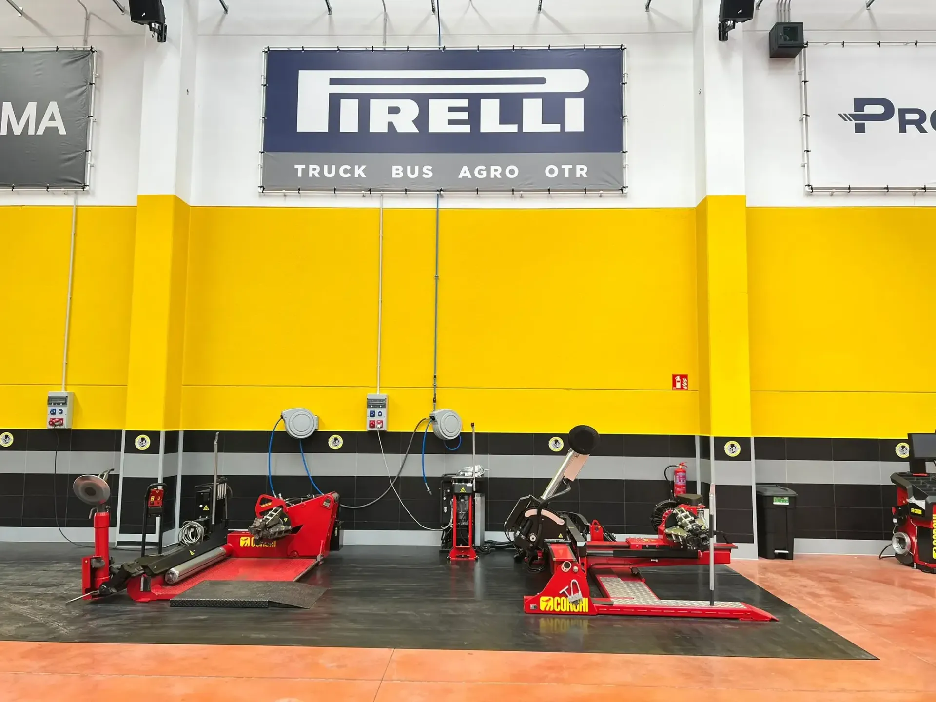 Vista exterior de un garaje comercial, con amplios espacios para el servicio de vehículos.