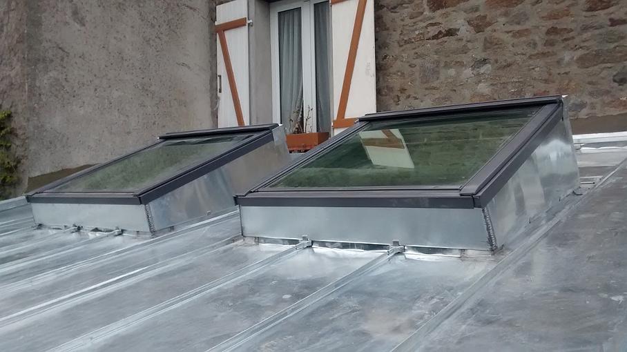 Fenêtre de toit Velux sur toiture en zinc à Saint-Malo