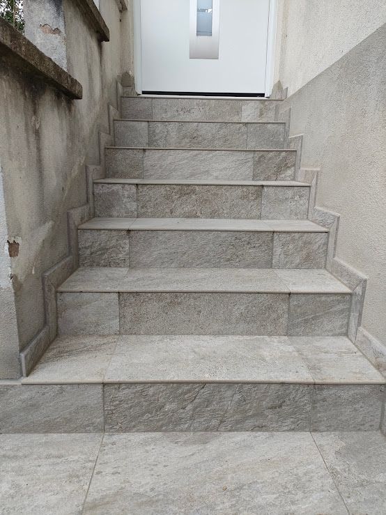 Escalier en carrelage gris