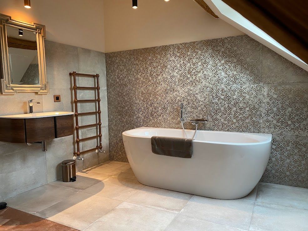 Salle de bains en carrelage avec baignoire