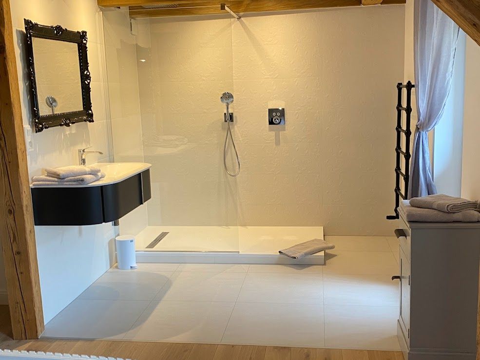 Salle de bains ouverte en carrelage