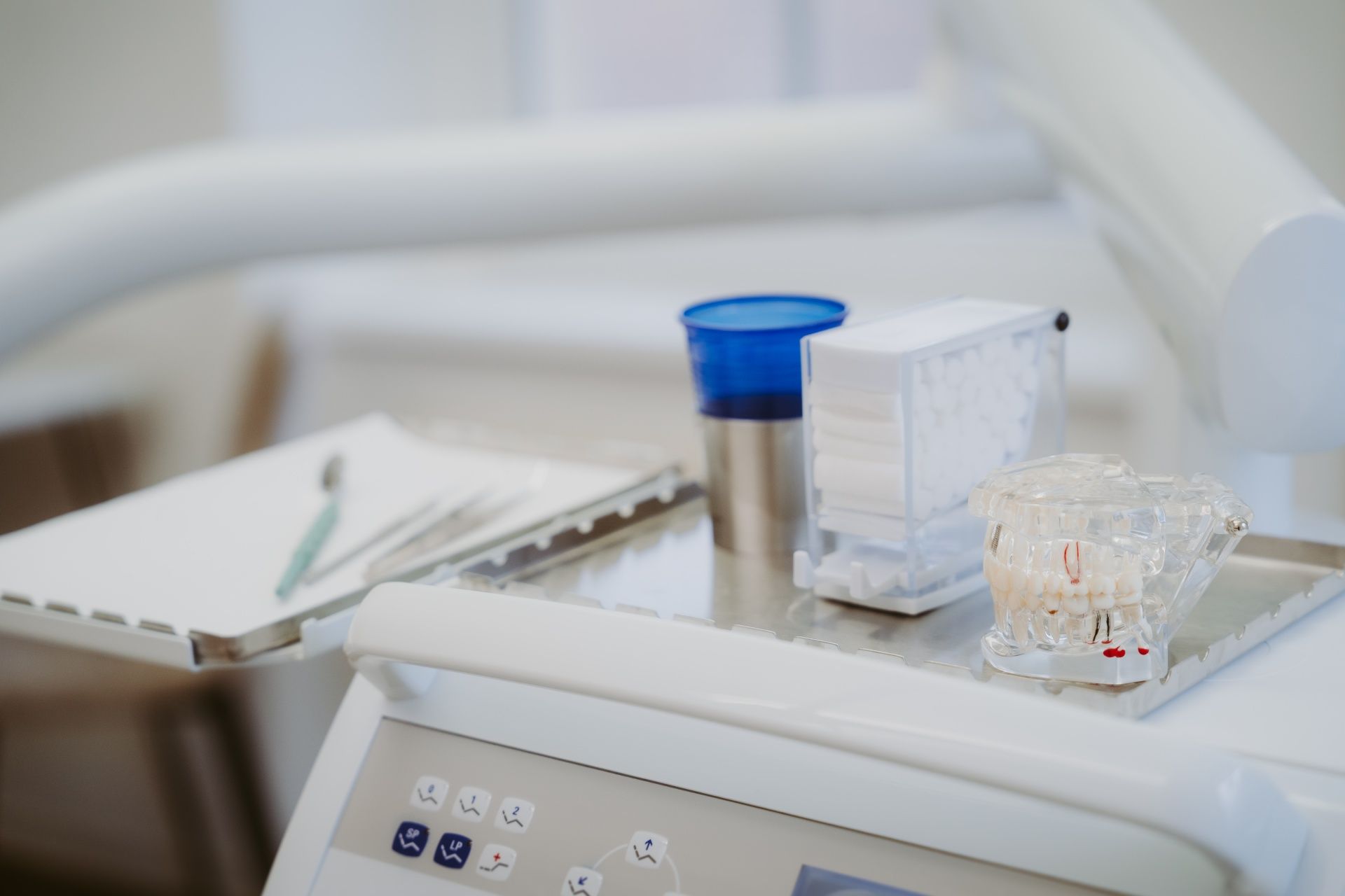 Zahnärztliche Ausrüstung, darunter ein Kiefermodell, Werkzeuge und Verbrauchsmaterialien