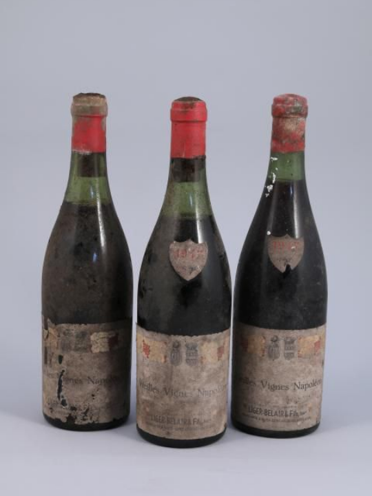 Trois bouteilles de vin anciennes.