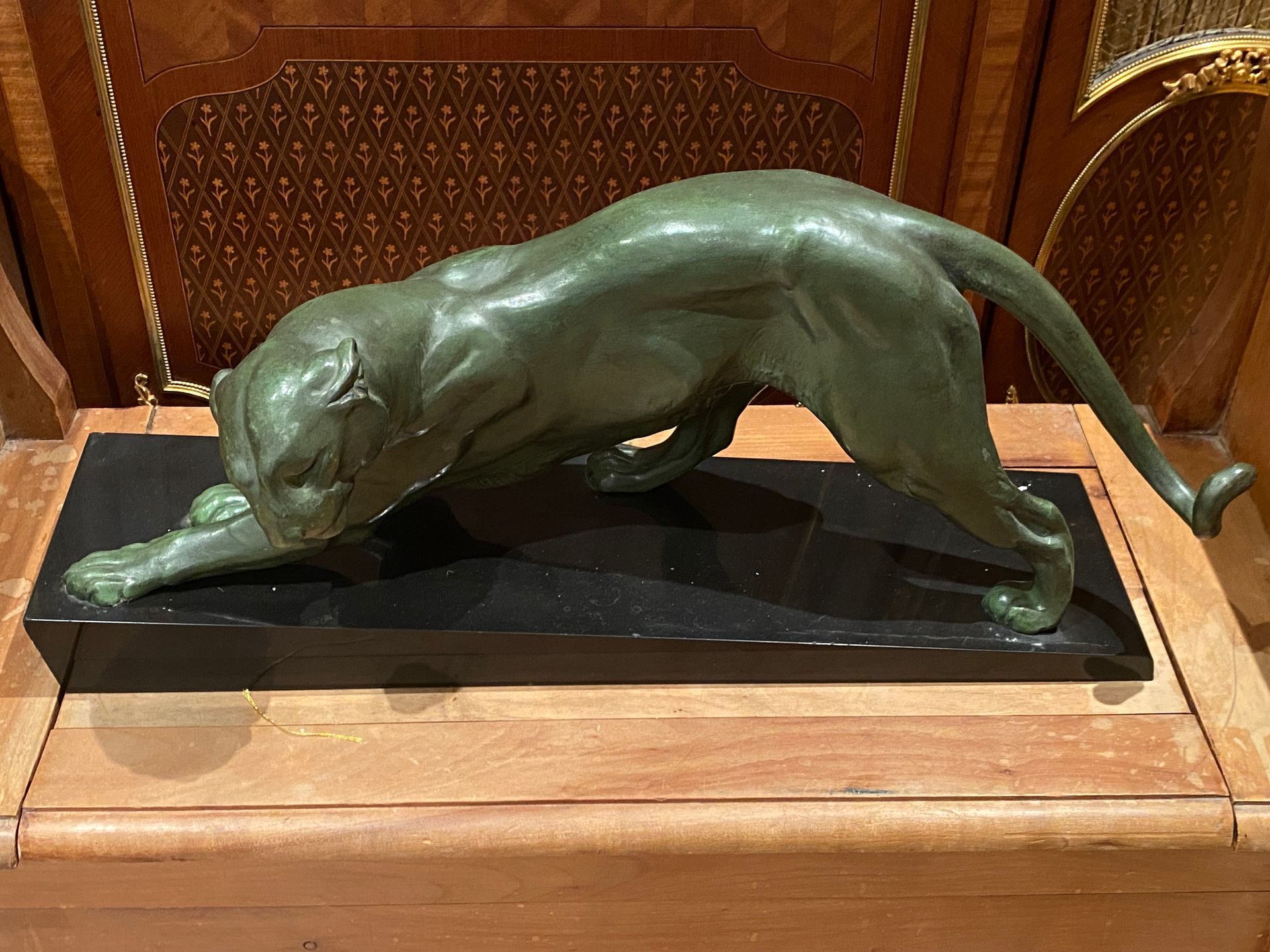 Sculpture de félin en bronze.