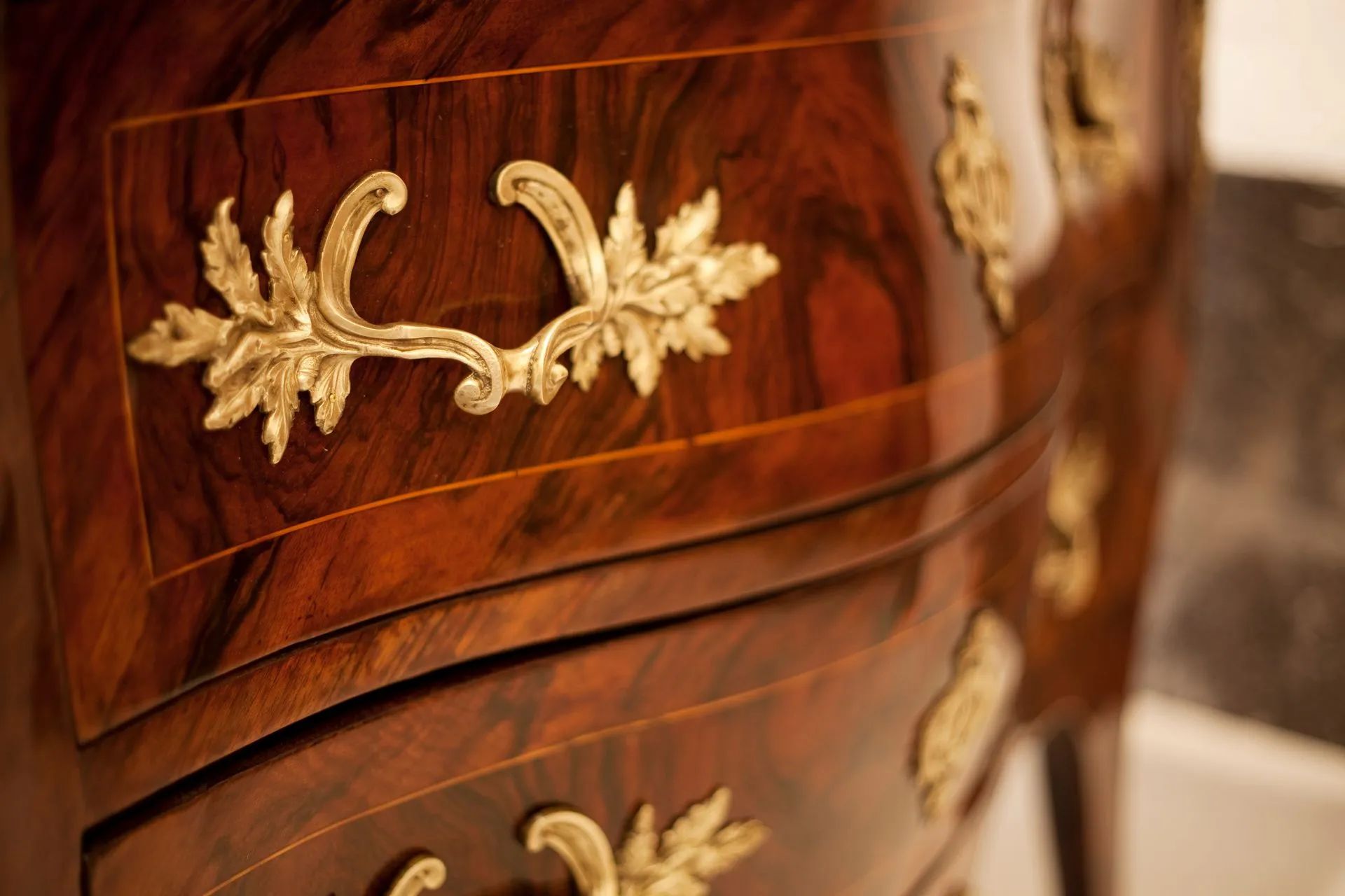 Commode laquée et dorures.