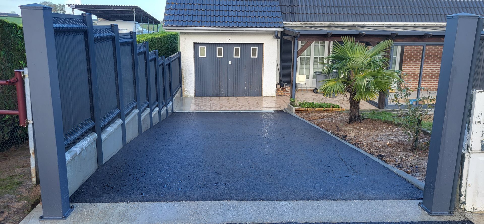 Allée de garage et clôture